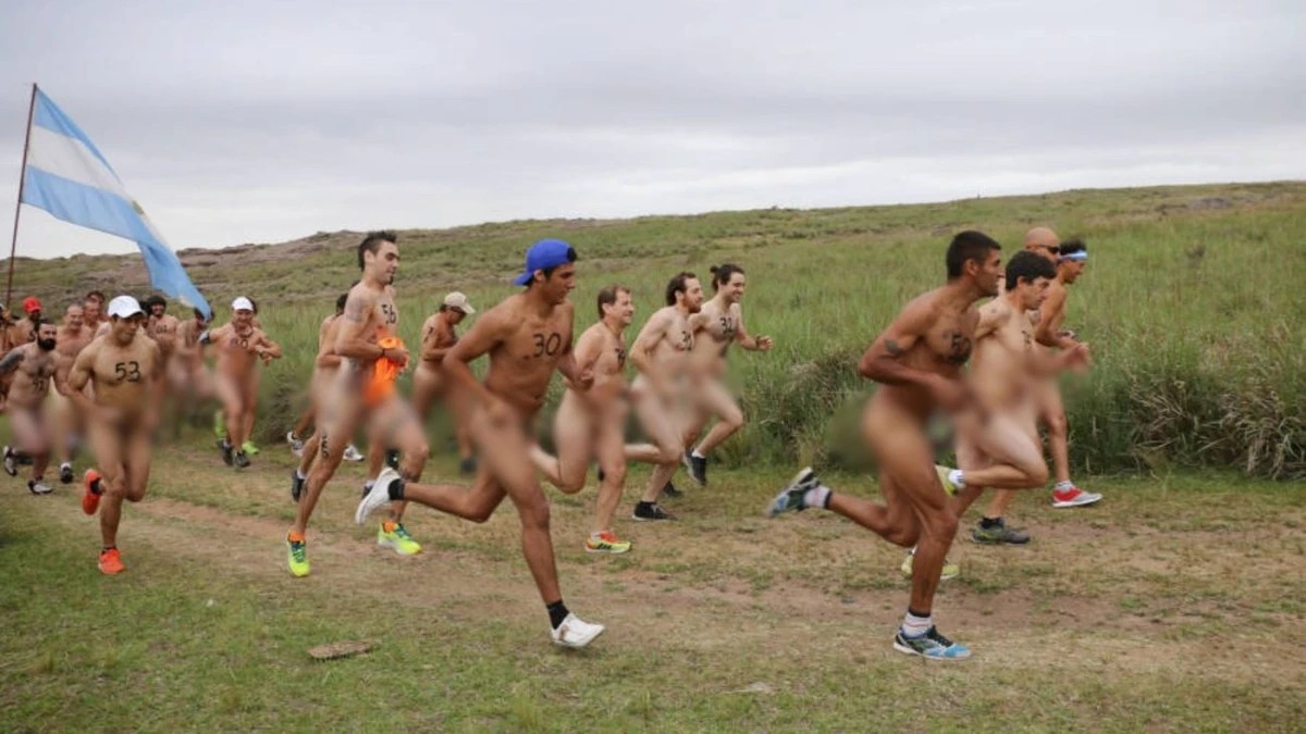 Maratona nudista atrai entusiastas para correr apenas de tênis e boné; veja regras