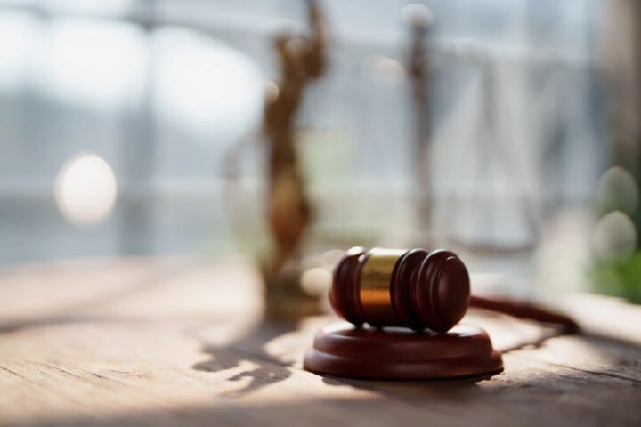 Menina de 3 anos é deixada sozinha pelo pai, precisa buscar ajuda e caso chega à Justiça