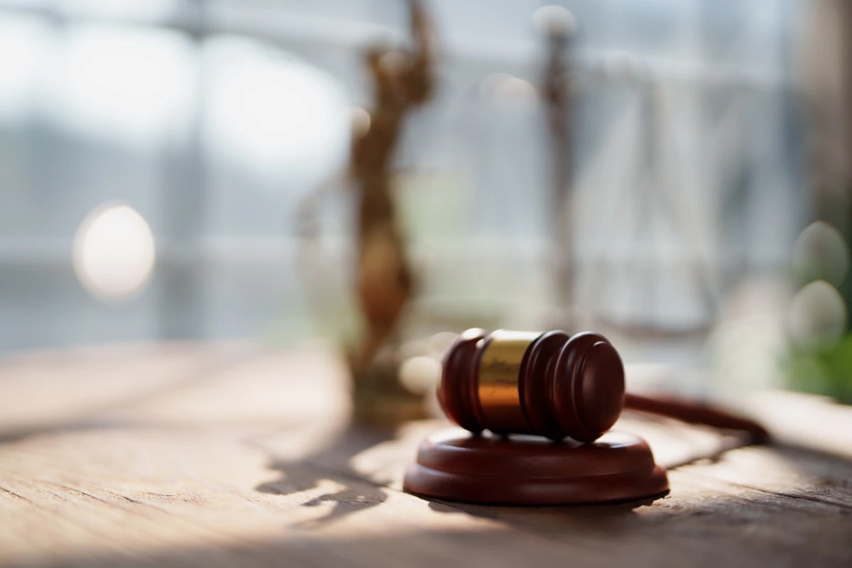 Menina de 3 anos é deixada sozinha pelo pai, precisa buscar ajuda e caso chega à Justiça