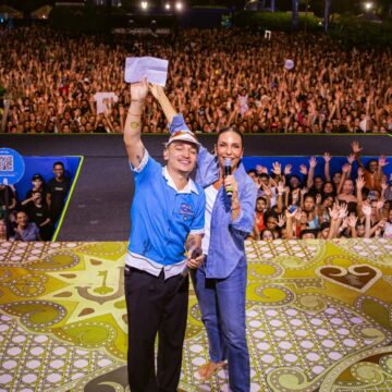 Ivete Sangalo canta ao lado de João Gomes durante show beneficente em Petrolina