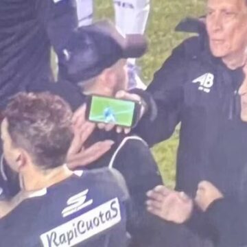 Sem VAR, árbitro volta atrás em pênalti após jogadores mostrarem replay no celular na Argentina
