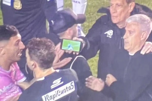 Sem VAR, árbitro volta atrás em pênalti após jogadores mostrarem replay no celular na Argentina