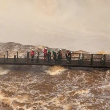 Após três anos, passarela das Cataratas do Iguaçu tem grades removidas devido à alta vazão do rio; veja vídeo