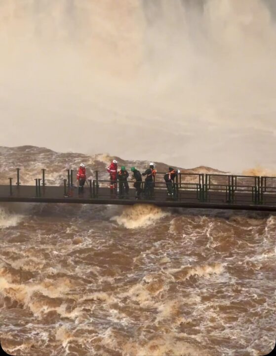 Após três anos, passarela das Cataratas do Iguaçu tem grades removidas devido à alta vazão do rio; veja vídeo
