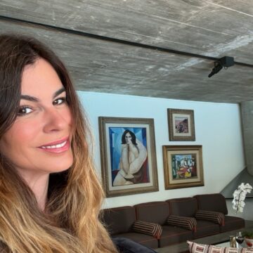Marcelo de Carvalho e Chris Pitanguy escolhem mansão dos anos 50 com arquitetura brutalista como novo refúgio