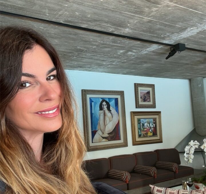 Marcelo de Carvalho e Chris Pitanguy escolhem mansão dos anos 50 com arquitetura brutalista como novo refúgio