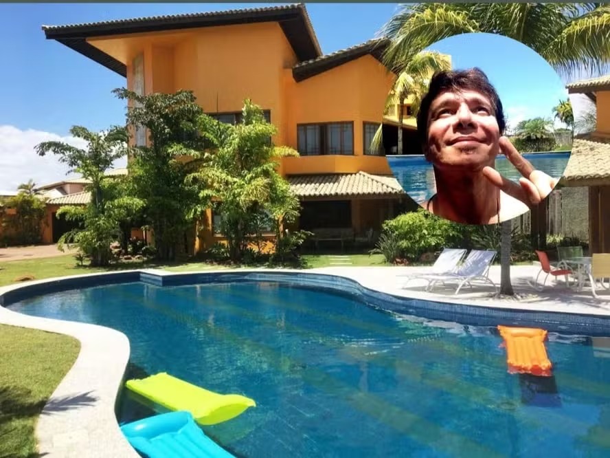 Refúgio à beira-mar de Netinho era mansão com piscina-violão, mármore travertino e oito suítes na Bahia