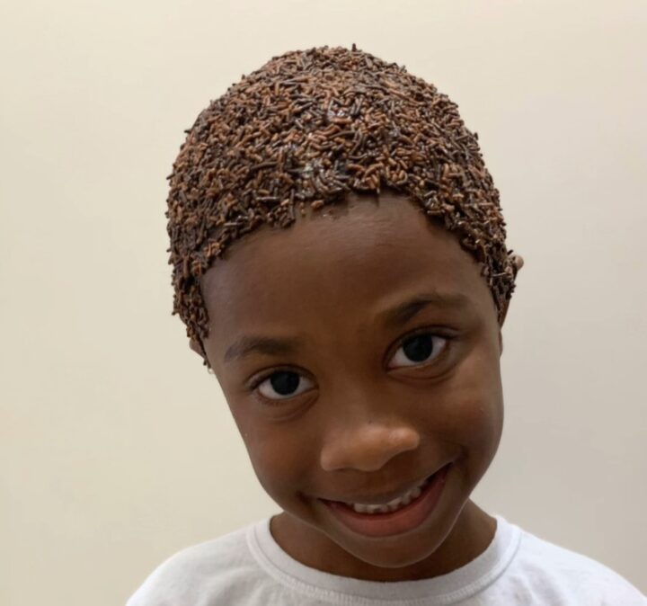 Mãe inova no Dia do Cabelo Maluco, transforma o filho em ‘brigadeiro’ e viraliza