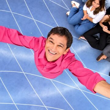 Serginho Groisman celebra 26 anos do ‘Altas Horas’: ‘Viva a arte e a educação’