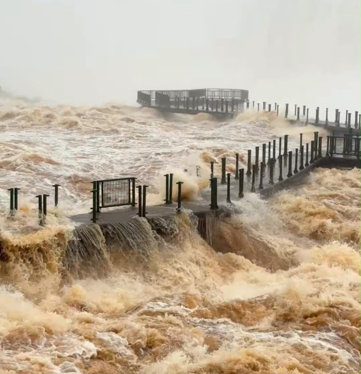 Cataratas do Iguaçu atingem vazão dez vezes acima da média histórica; veja vídeo