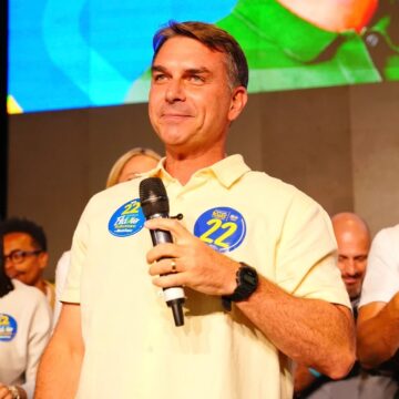 Flávio Bolsonaro participa de comício no Farol da Barra neste sábado (17)