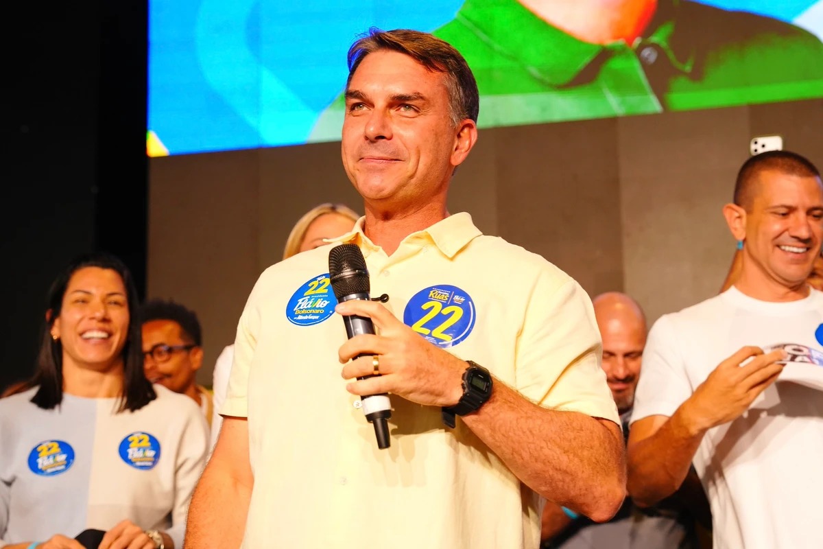 Flávio Bolsonaro participa de comício no Farol da Barra neste sábado (17)