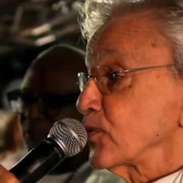 Caetano Veloso canta louvor ao lado de pastor durante Ato Pela Democracia
