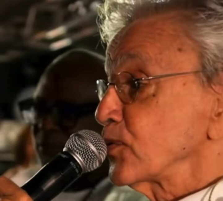 Caetano Veloso canta louvor ao lado de pastor durante Ato Pela Democracia