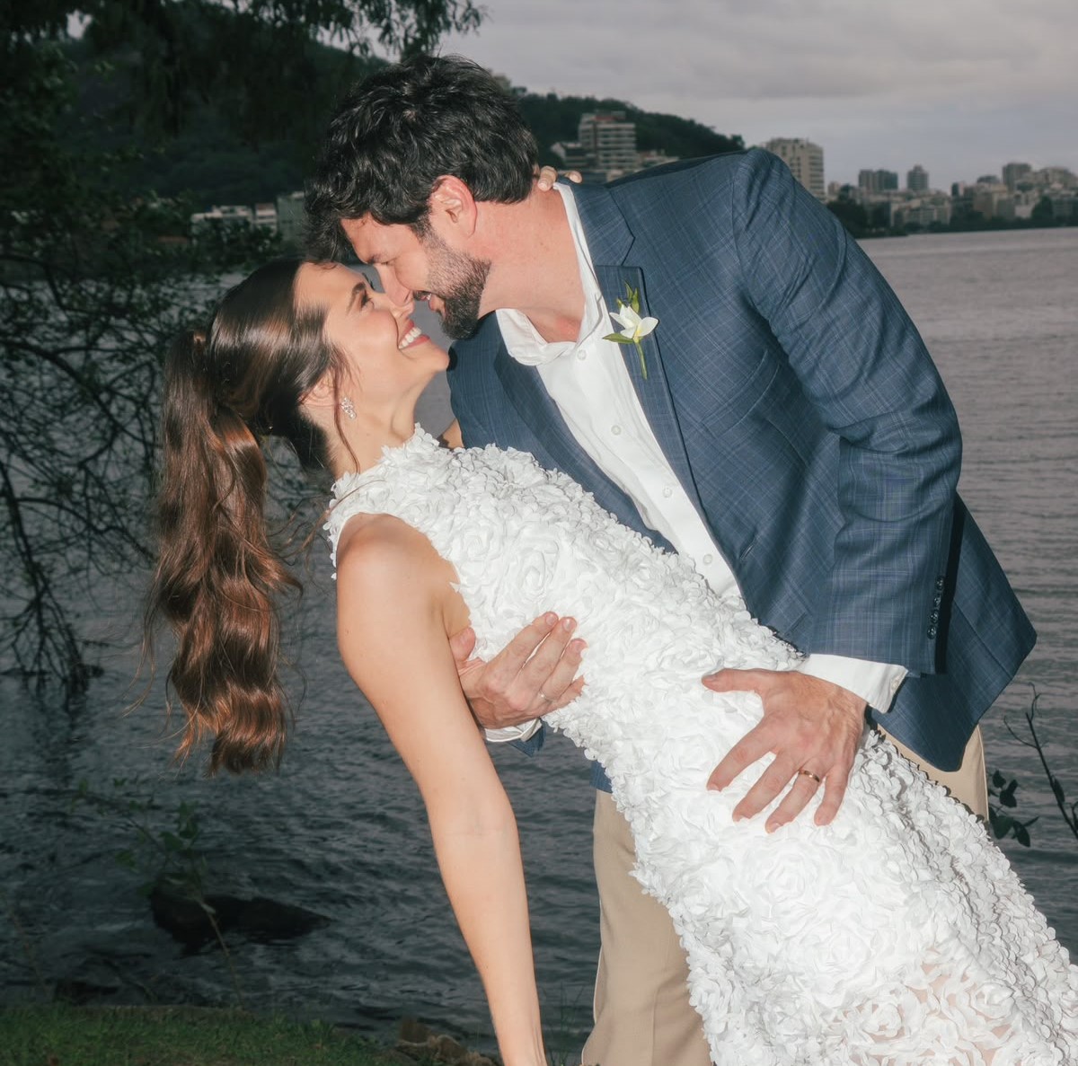 Juliana Paiva compartilha fotos do casamento com arquiteto e declara: “Um só”