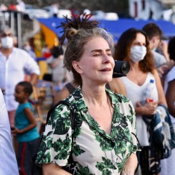 Maitê Proença curte dias de descanso em Salvador com passeio de barco e festa de aniversário