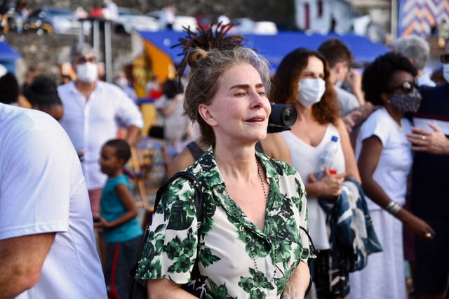 Maitê Proença curte dias de descanso em Salvador com passeio de barco e festa de aniversário