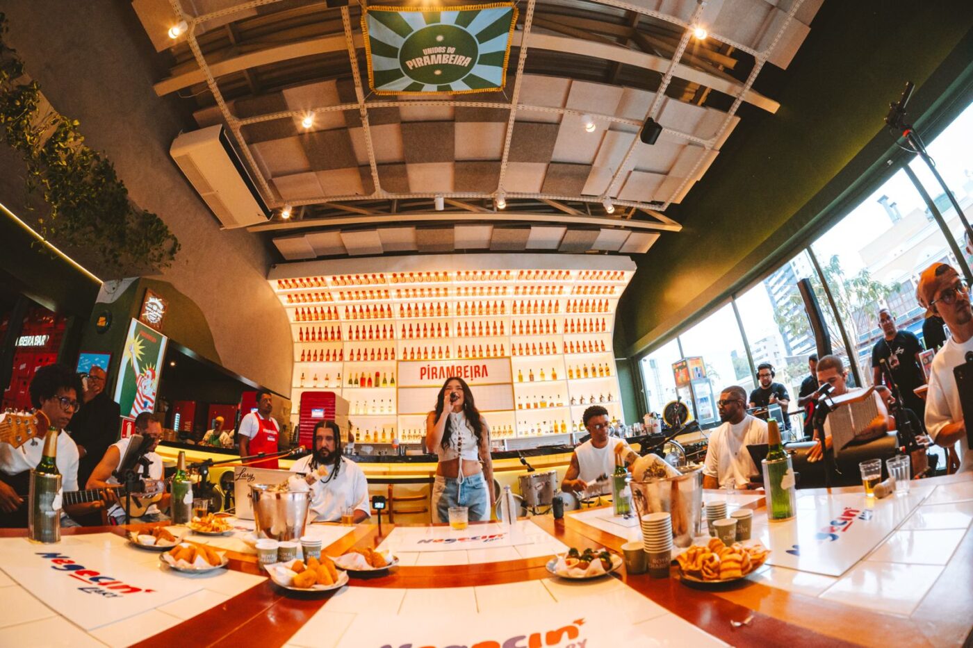 Lary grava audiovisual surpresa em bar de Salvador com participações especiais