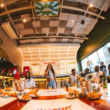 Lary grava audiovisual surpresa em bar de Salvador com participações especiais