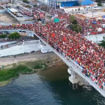 Lula reúne multidão em caminhada sobre ponte entre Juazeiro e Petrolina