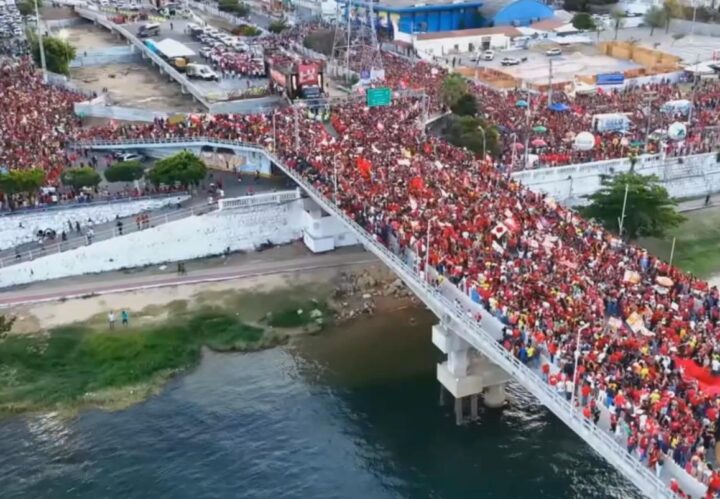 Lula reúne multidão em caminhada sobre ponte entre Juazeiro e Petrolina
