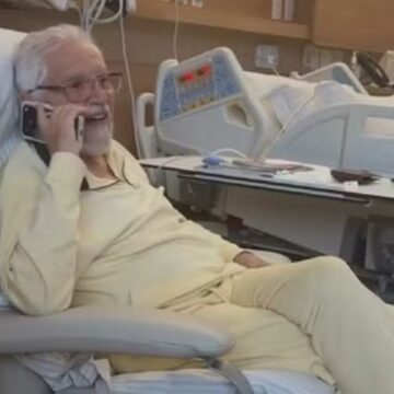 Aos 90 anos, Carlos Alberto de Nóbrega aparece batendo papo no hospital: ‘Me perguntaram’