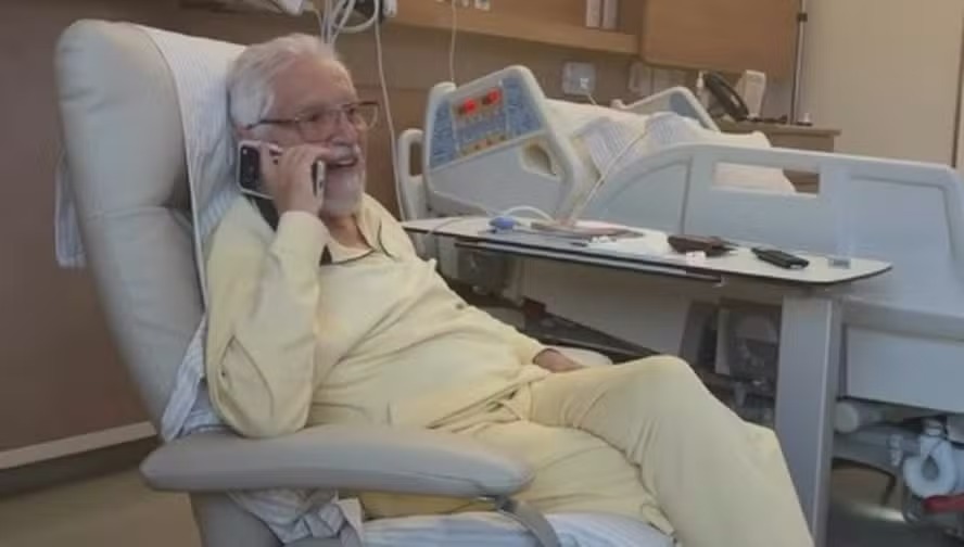 Aos 90 anos, Carlos Alberto de Nóbrega aparece batendo papo no hospital: ‘Me perguntaram’