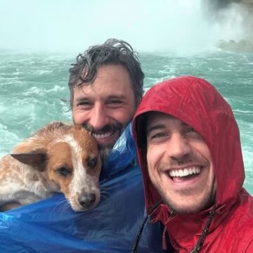 Marcos Pigossi posa ao lado marido italiano e cachorro durante viagem: ‘Família’