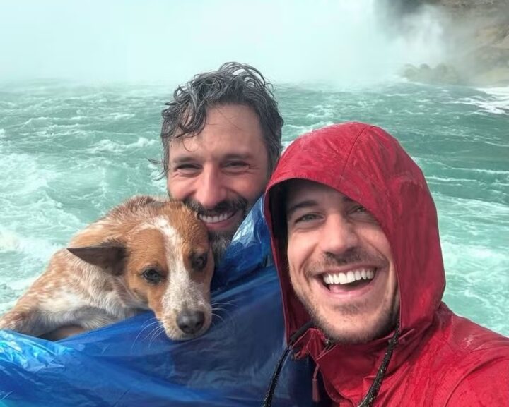 Marcos Pigossi posa ao lado marido italiano e cachorro durante viagem: ‘Família’