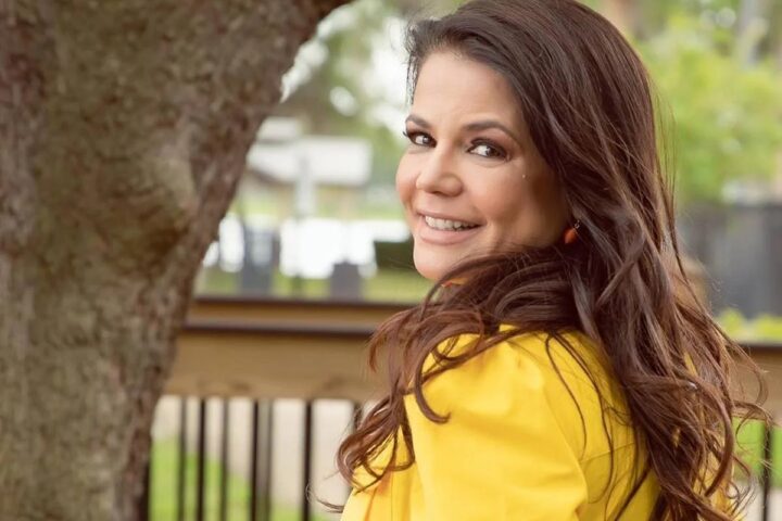 Solteira, Nivea Stelmann diz que nunca deu beijo técnico nas novelas: ‘Eu aproveitava’