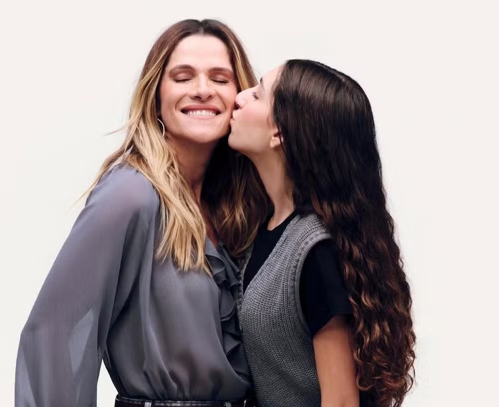 Estreando como atriz aos 17 anos, filha de Ingrid Guimarães exalta apoio familiar: ‘Sempre estão lá’