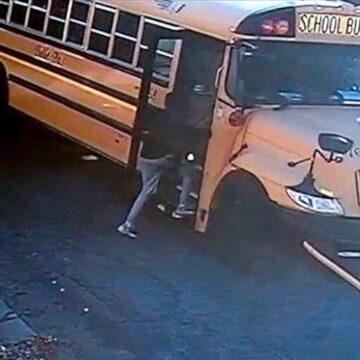 Homem age rápido, entra em ônibus desgovernado e salva a vida de 19 crianças