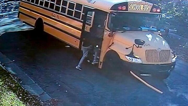 Homem age rápido, entra em ônibus desgovernado e salva a vida de 19 crianças