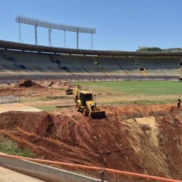 Com cratera no lugar do gramado, estádio histórico vira canteiro de obras de R$ 400 milhões
