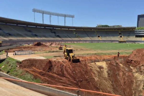 Com cratera no lugar do gramado, estádio histórico vira canteiro de obras de R$ 400 milhões