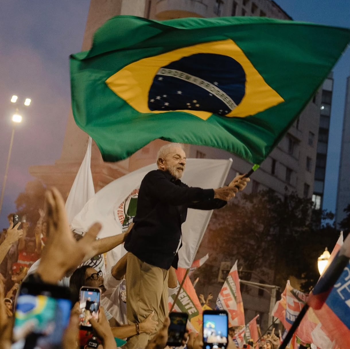 Lula vence Flávio Bolsonaro e será presidente do Brasil pela quarta vez