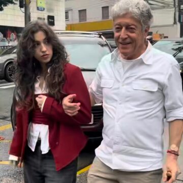 Aos 76 anos, Caco Barcellos vai às urnas após passar por cirurgia na coluna