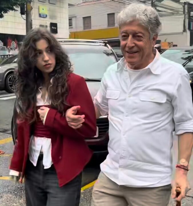 Aos 76 anos, Caco Barcellos vai às urnas após passar por cirurgia na coluna