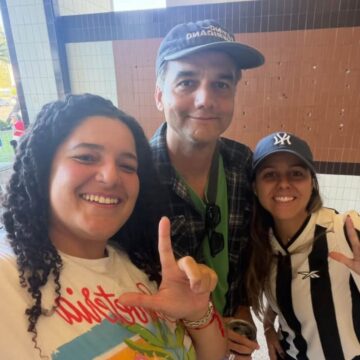 Em Los Angeles, Wagner Moura é tietado por fãs ao chegar para votar nas eleições