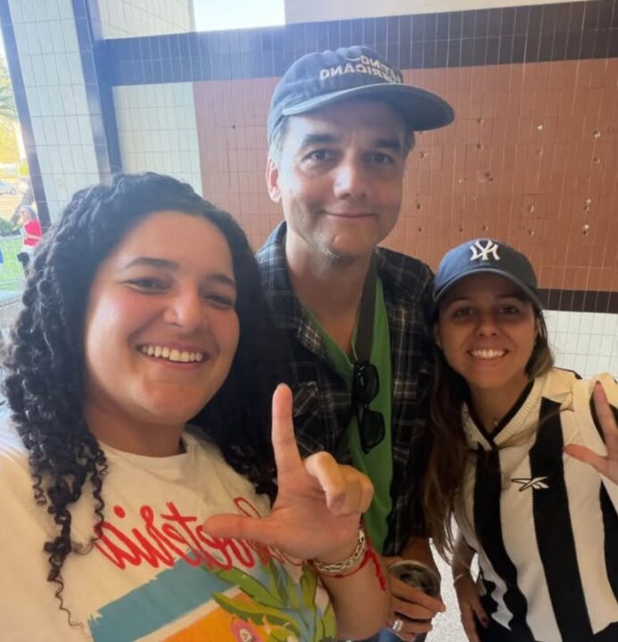 Em Los Angeles, Wagner Moura é tietado por fãs ao chegar para votar nas eleições