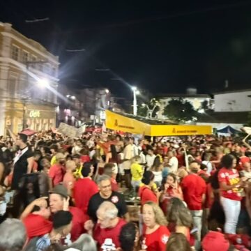 Apoiadores de Lula lotam o Rio Vermelho, em Salvador, para celebrar a reeleição do presidente