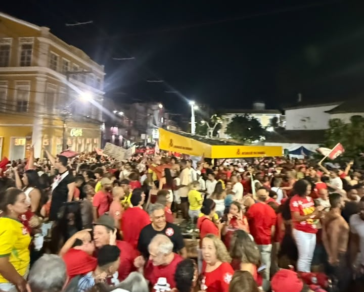 Apoiadores de Lula lotam o Rio Vermelho, em Salvador, para celebrar a reeleição do presidente