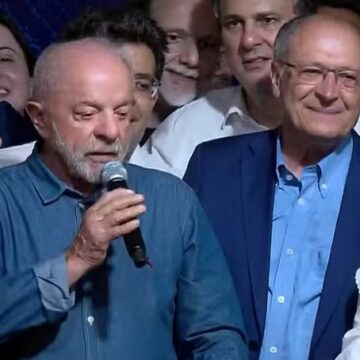 Lula celebra reeleição, defende regulação das redes e promete mudar forma de governar