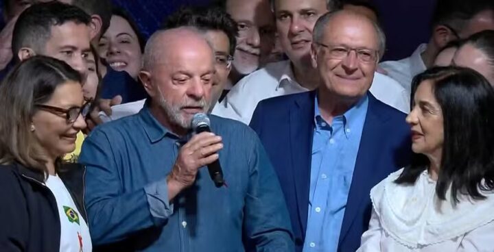 Lula celebra reeleição, defende regulação das redes e promete mudar forma de governar