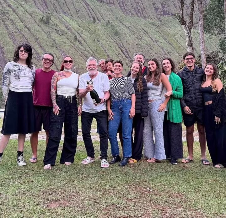 José de Abreu reúne filha trans, esposa e netos em foto rara: ‘Minha família’