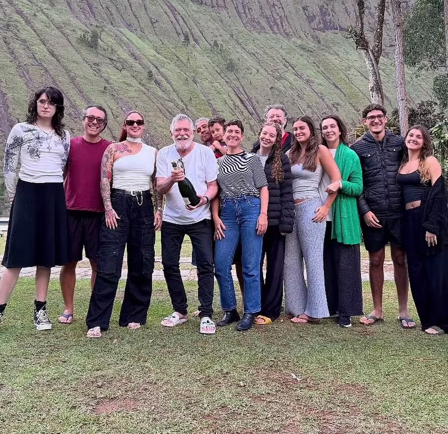 José de Abreu reúne filha trans, esposa e netos em foto rara: ‘Minha família’