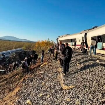 Colisão entre trens na Espanha deixa ao menos 64 mortos e suspende viagens ferroviárias