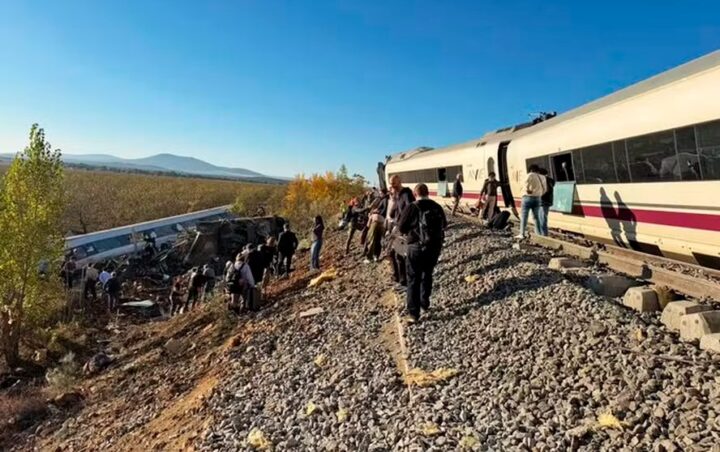 Colisão entre trens na Espanha deixa ao menos 64 mortos e suspende viagens ferroviárias