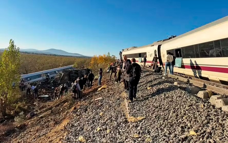 Colisão entre trens na Espanha deixa ao menos 64 mortos e suspende viagens ferroviárias