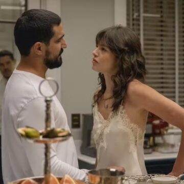 Quem Ama Cuida: Ingrid seduz Heitor, os dois se beijam e Iuri flagra tudo